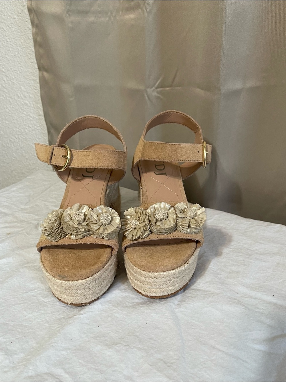NYDJ Cream Espadrille Platform Sandals  with Floral Accents  Size 7 EUC $29. - Picture 11 of 11